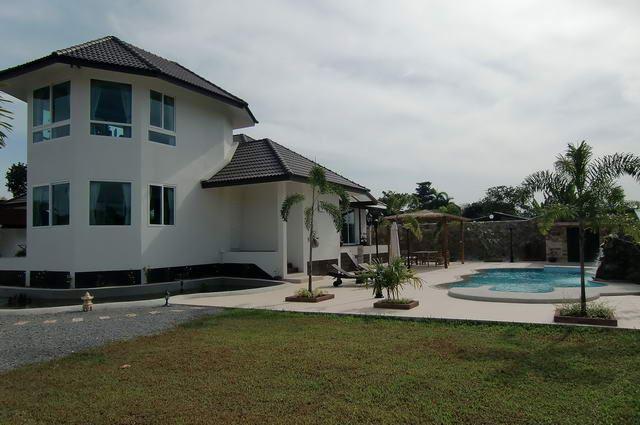 House for sale Na Jomtien showing the house garden and pool