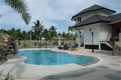 House for sale Na Jomtien showing pool and house 