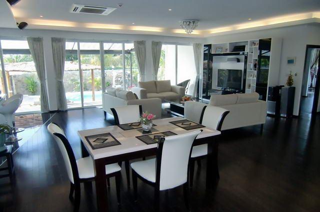 House for sale Na Jomtien showing the open plan concept