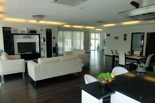 House for sale Na Jomtien showing sitting around the TV