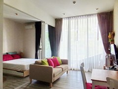 Condominium For rent Wongamat Pattaya showing the living area