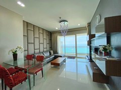 Condominium for rent Jomtien showing the living and dining areas 