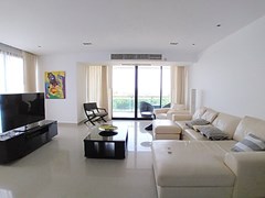 Condominium for rent Jomtien showing the living area and balcony 