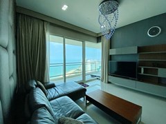 Condominium for rent Jomtien showing the living area and balcony 