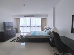 Condominium for rent Jomtien showing the master bedroom 