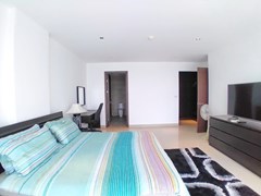 Condominium for rent Jomtien showing the master bedroom suite 