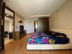 Condominium for rent Jomtien showing the master bedroom suite 