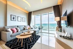 Condominium for rent Na Jomtien Pattaya showing the living room and sea view 