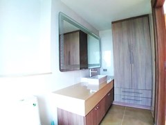 Condominium for rent Na Jomtien showing the bathroom and wardrobes 