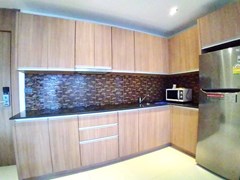 Condominium for rent Na Jomtien showing the kitchen 