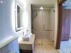 Condominium for rent Na Jomtien showing the master bathroom 