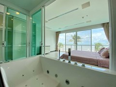 Condominium for rent Naklua Ananya showing the Jacuzzi bathtub 