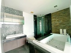 Condominium for rent Naklua Ananya showing the master bathroom 