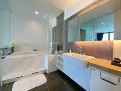 Condominium for rent Northpoint Pattaya showing the master bathroom 