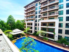 Condominium for rent Pattaya showing the balcony with pool view 
