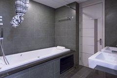 Condominium for rent Pattaya showing the bathroom with bathtub 