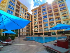 Condominium for rent Pattaya showing the communal pool 