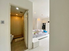 Condominium for Rent Pattaya showing the master bedroom suite 