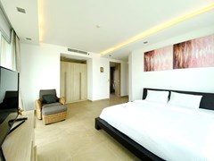 Condominium for rent Pattaya showing the master bedroom suite 