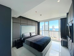 Condominium for rent Pratumnak Hill showing the master bedroom 