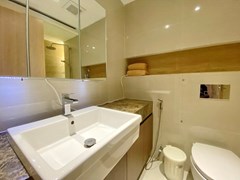 Condominium for rent Pratumnak Hill showing the second bathroom 