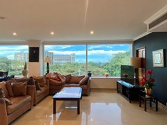 Condominium for rent Pratumnak Pattaya showing the living room 