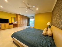 Condominium for rent Pratumnak Pattaya showing the master bedroom and balcony 