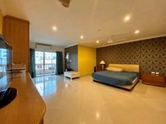 Condominium for rent Pratumnak Pattaya showing the master bedroom  