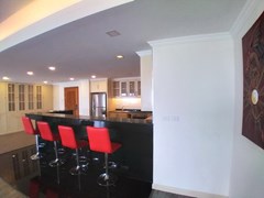 Condominium for Rent Pratumnak showing the breakfast bar and kitchen areas 