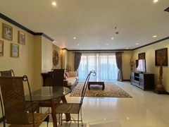 Condominium for rent Pratumnak showing the dining and living areas 