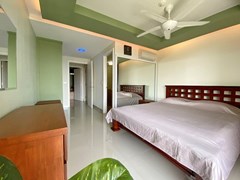 Condominium for rent Pratumnak showing the master bedroom suite 