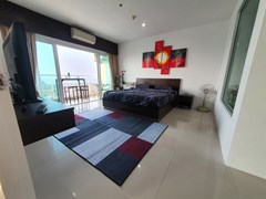 Condominium for rent Wong Amat Pattaya showing the bedroom and balcony 