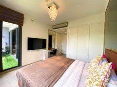 Condominium for rent Wongamat Pattaya showing the bedroom and balcony 
