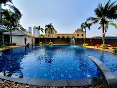Condominium for rent Wong Amat Pattaya showing the communal pool 