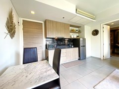 Condominium for rent Wongamat Pattaya showing the dining area 