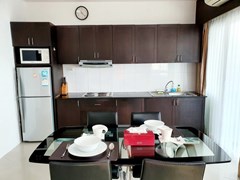 Condominium for rent Wong Amat Pattaya showing the kitchen  