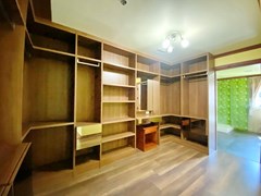 Condominium for rent Wongamat Pattaya showing the walk-in wardrobes 