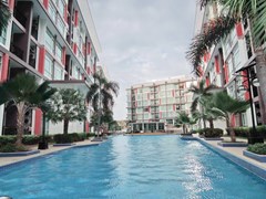 Condominium for rent East Pattaya showing the communal pool