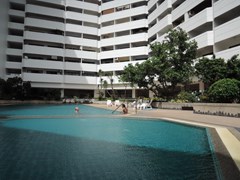 Condominium for rent Jomtien Beach showing the communal pool