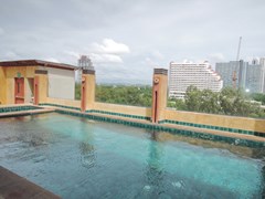 Condominium for rent Jomtien Beach showing the rooftop pool