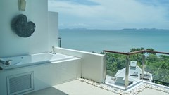 Condominium for rent Wong Amat Sanctuary showing the Jacuzzi bathtub and view 