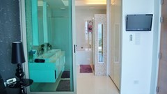 Condominium for rent Wong Amat Sanctuary showing the master bathroom 