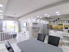 Condominium for sale Ban Amphur showing the living, dining and kitchen areas 