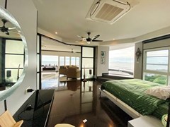 Condominium for sale Ban Amphur showing the master bedroom with Jacuzzi bathtub 