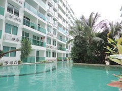 Condominium for rent in Jomtien AMAZON RESIDENCE showing the communal swimming pool