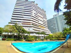 Condominium for sale Jomtien showing the pool and condo building 
