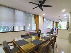 Condominium for sale Jomtien showing the dining and living areas 