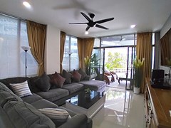 Condominium for sale Jomtien showing the living area and balcony 