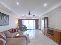 Condominium for sale Jomtien showing the living and dining areas 