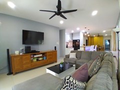 Condominium for sale Jomtien showing the living, dining and kitchen areas 